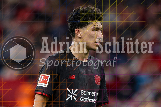 Bayer 04 Leverkusen vs Borussia Mönchengladbach - Bundesliga  | Leverkusen, Deutschland, 21.09.25:   Nico Elvedi (Borussia Mönchengladbach) schaut waehrend des Spiels der Bundesliga zwischen  Bayer 04 Leverkusen vs Borussia Mönchengladbach in der BayArena(Foto von Brauer-Fotoagentur / Adrian Schlueter)