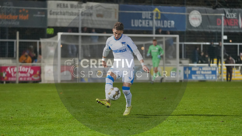 Fußball, Herren, Saison 2025/2026, Regionalliga Nordost, 15. Spieltag, FSV 63 Luckenwalde vs. Hertha BSC II, Freitag 07.11.2025, Werner-Seelenbinder-Stadion Luckenwalde, | Fußball, Herren, Saison 2025/2026, Regionalliga Nordost, 15. Spieltag, FSV 63 Luckenwalde vs. Hertha BSC II, Freitag 07.11.2025, Werner-Seelenbinder-Stadion Luckenwalde, Im Bild: Peter Pekarik (Hertha) - Realisiert mit Pictrs.com