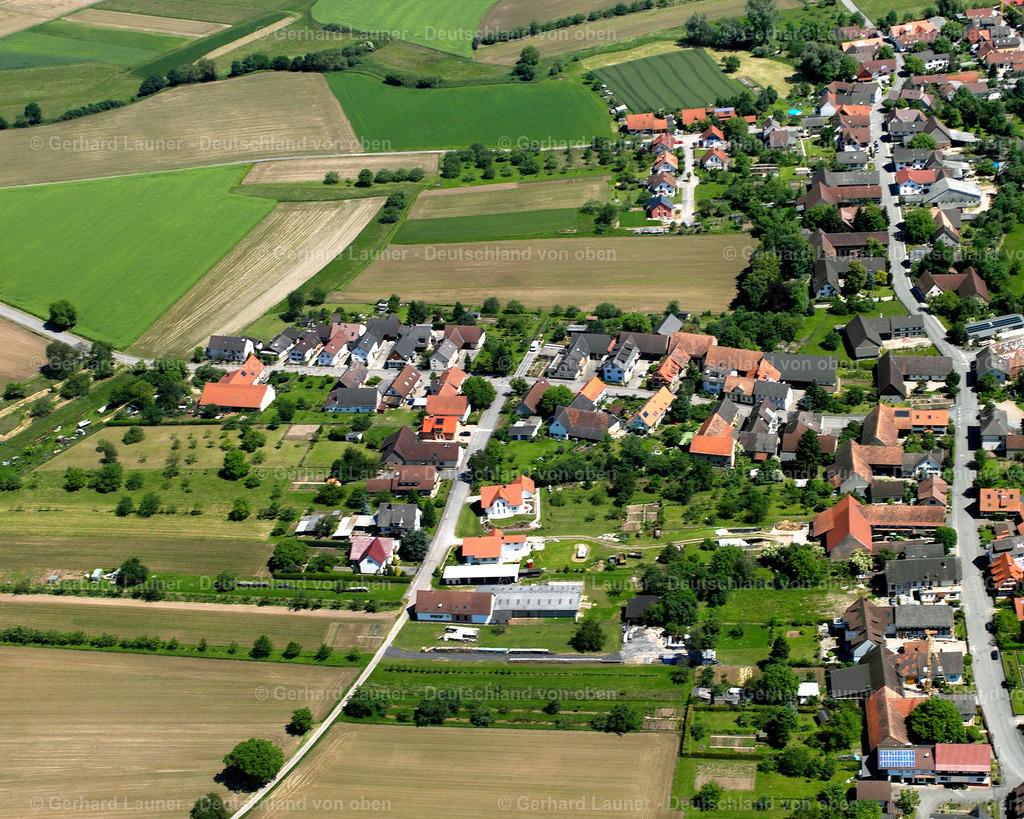 2626108 | Muckenschopf 09.06.2006 Ortsansicht am Rande von landwirtschaftlichen Feldern und Nutzflächen  in Lichtenau im Bundesland Baden-Württemberg, Deutschland // Village view on the edge of agricultural fields and land  in Lichtenau in the state Baden-Wuerttemberg, Germany Foto: Gerhard Launer