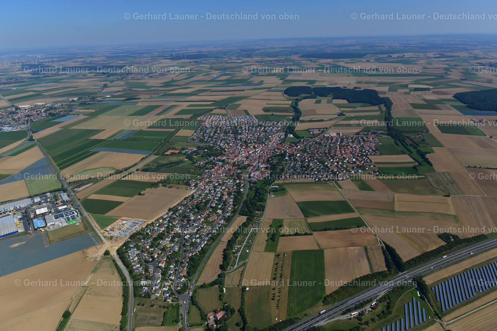 3650205 | KüRNACH 31.08.2016 Stadtgebiet mit Außenbezirken und Innenstadtbereich am Rand von landwirtschaftlichen Feldern und Ackerflächen in Kürnach im Bundesland Bayern, Deutschland // Urban area with outskirts and inner city area on the edge of agricultural fields and arable land in Kürnach in the state Bavaria, Germany Foto: Gerhard Launer