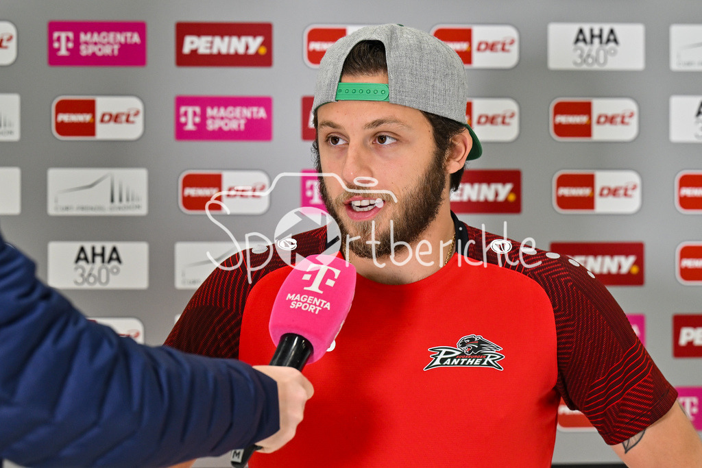 Augsburger Panther - Adler Mannheim | Im Bild Riley DAMIANI (Augsburger Panther #19) beim Interview von MagentaSport vor der Partie in Augsburg / Einzelfoto / Freisteller  / DEL: Augsburger Panther - Adler Mannheim; Curt Frenzel Stadion am 14.09.2025