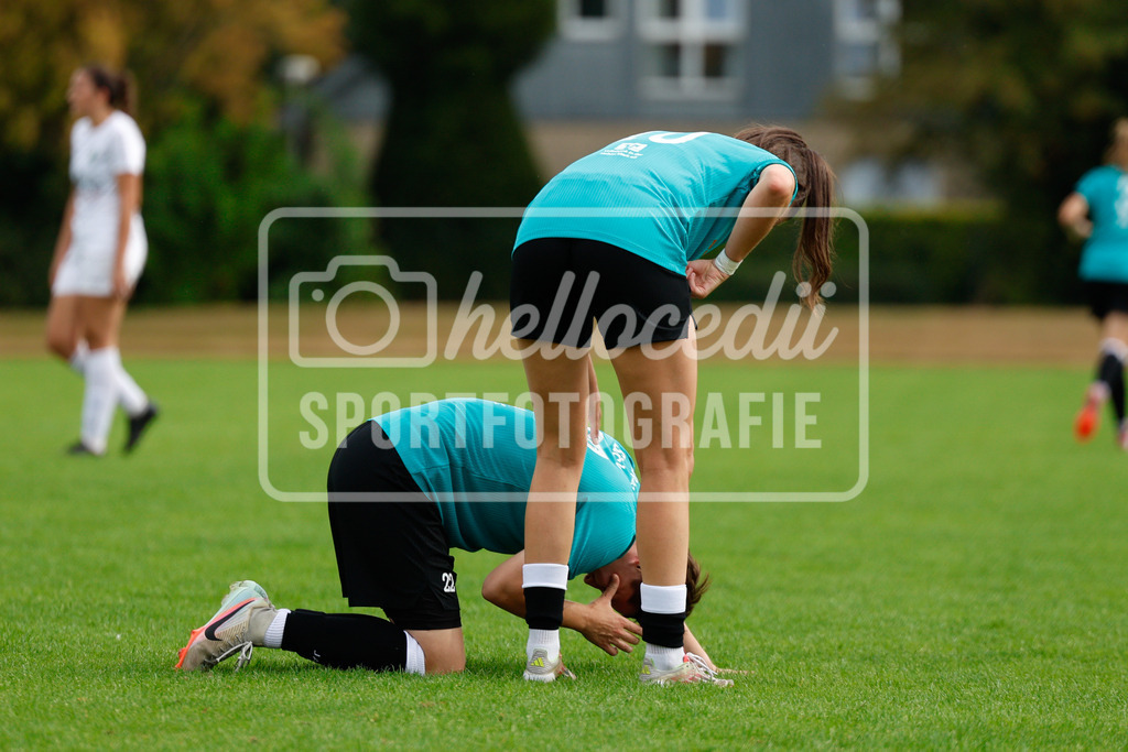 Fußball I Frauen I Westfalenpokal 26-27 I DJK GW Amelsbüren - SSV Rhade  I 18674 | Demi Ehler (10, SSV Rhade) erkundigt sich bei Maike Sicking (22, SSV Rhade) ob alles in Ordnung ist. - Realisiert mit Pictrs.com