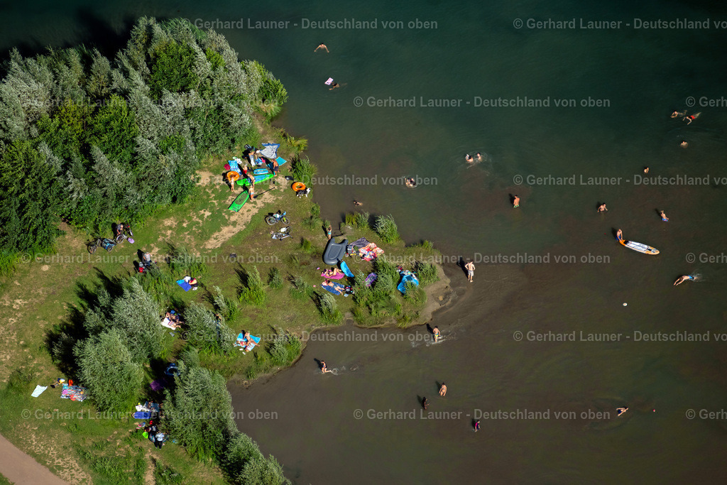 4034004 | OPFINGEN 30.06.2020 Badegästen am Strand und an den Uferbereichen des Sees Opfinger See in Opfingen im Bundesland Baden-Württemberg, Deutschland. // Bathers on the beach and on the shore areas of the lake Opfinger See in Opfingen in the state Baden-Wuerttemberg, Germany. Foto: Gerhard Launer