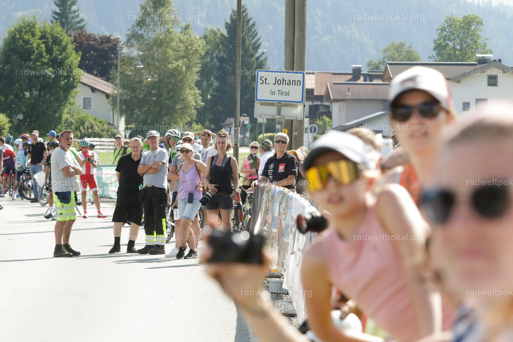 1114_20230817_Bewerb_Maenner_Muehlanger | AUT - OESTERREICH, 2023-08-16: SPORT RENNRAD-FAHREN - 55. INTERNATIONALER RADWELTPOKAL IN ST. JOHANN IN TIROL  - Vintage-Radrennen mit WM-Bronze-Medaillen-Siegerin Christina Schweinberger, den Teilnehmer und Alexander Baumann (vom Orginastions-Team) - TAG 2 BEWERB MAENNER IN SECHS GRUPPEN  ; Foto: Roland Muehlanger