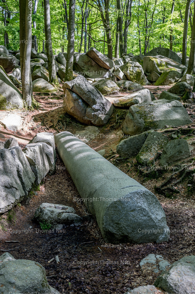 roemersteinbruch-riesensaeule-felsenmeer-reichenbach-lautertal-odenwald-hessen_02 | Das Felsenmeer in Reichenbach (Lautertal) im Odenwald ist eine der beliebtesten Touristenattraktionen in ganz Hessen. Schon in der Römerzeit wurden hier Steine behauen, die Reste des römischen Steinbruchs sind noch zu sehen, besonders die Riesensäule ist eine Attraktion,