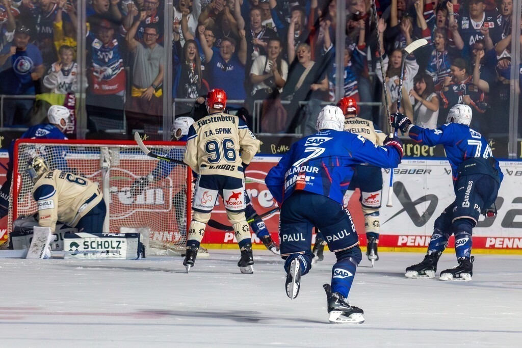 20.09.2024, DEL, Deutsche Eishockey Liga Saison 2024/25, 1. Spieltag: Adler Mannheim gegen Schwenninger Wild Wings. Bild: Jubel nach dem 1:0 der Adler durch Jordan Szwarz | 20.09.2024, DEL, Deutsche Eishockey Liga Saison 2024/25, 1. Spieltag: Adler Mannheim gegen Schwenninger Wild Wings. Bild: Jubel nach dem 1:0 der Adler durch Jordan Szwarz - Realisiert mit Pictrs.com