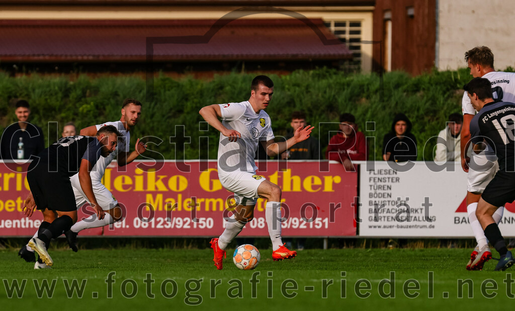 2023-08-08_109_FC_Moosinning_gegen_FC_Langengeisling | Moosinning, Deutschland, 08.08.2023:
Fußball, Bezirksliga Oberbayern Ost 2023 / 2024, 3. Spieltag, FC Moosinning gegen FC Langengeisling, Endergebnis: 0:4

Hannes Dornauer (FC Langengeisling, #33), Fabian Ulitzka (FC Moosinning, #23)

Foto: Christian Riedel / fotografie-riedel.net