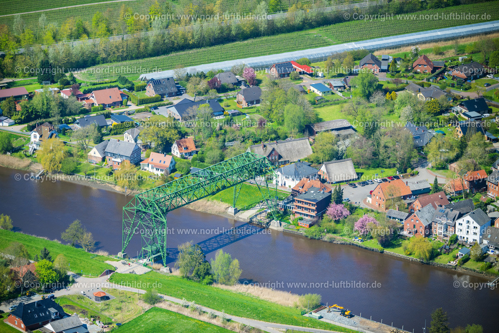 Osten_Schwebe_Fähre_ELS_9317300423 | OSTEN 30.04.2023 Historische Alte Brücke der Schwebefähre über die Oste über in Osten im Bundesland Niedersachsen, Deutschland. // Historic Old Bridge of Schwebefaehre about the Oste across in Osten in the state Lower Saxony, Germany. Foto: Martin Elsen