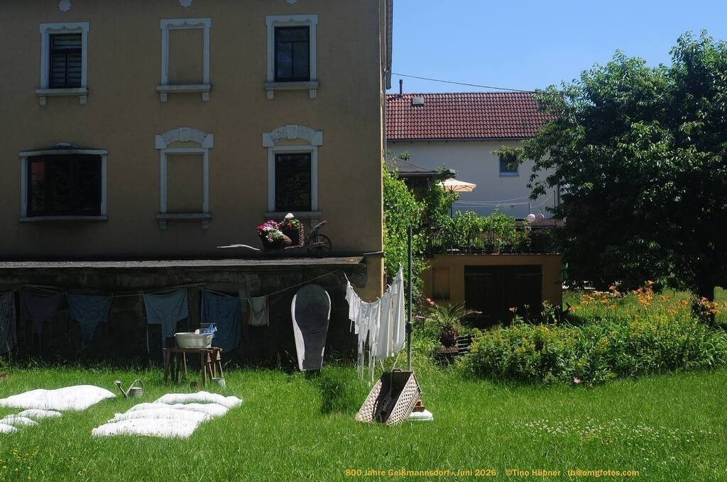 Geißmannsdorf-2026-Ortsbilder-516 | Geißmannsdorf bei Bischofswerda im Sommer 2026. Ein fotografischer Streifzug durch das Dorf Geißmannsdorf, mit Gebäuden, Straßen, Strohpuppen und geschmückten Vorgärten und Grundstücken anlässlich der 800-Jahr-Feier von Geißmannsdorf im Juni 2026 - Realisiert mit Pictrs.com