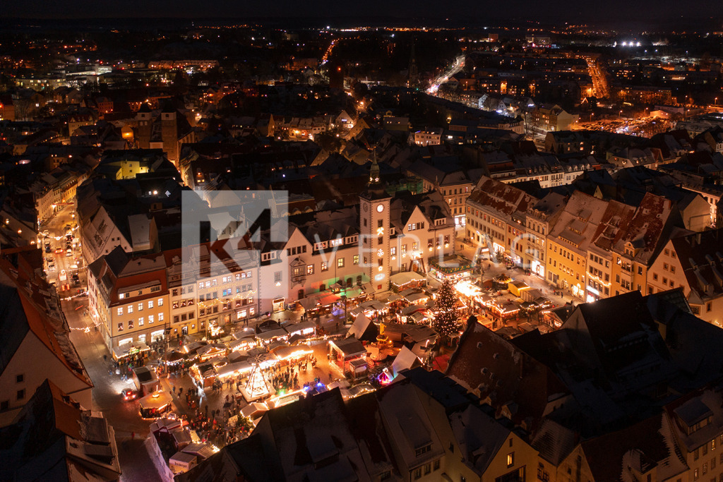 Wandbild-Obermarkt-Freiberg-Weihnachten-DJI_0179 | Luftbild Freiberg mit Weihnachtsmarkt auf dem Obermarkt - Realisiert mit Pictrs.com