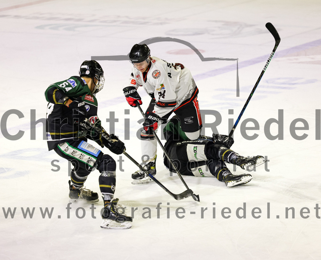2022-09-30_054_TSV_Erding_gegen_EV_Dingolfing | Erding, Deutschland, 30.09.2022:
Eishockey, Bayernliga 2022 / 2023, Testspiel, TSV Erding gegen EV Dingolfing, Endergebnis: 3:4

Ryan Finn Henke (Erding Gladiators, #64), Alex Schander (EV Dingolfing, #34), Elias Maier (Erding Gladiators, #15)

Foto: Christian Riedel / fotografie-riedel.net