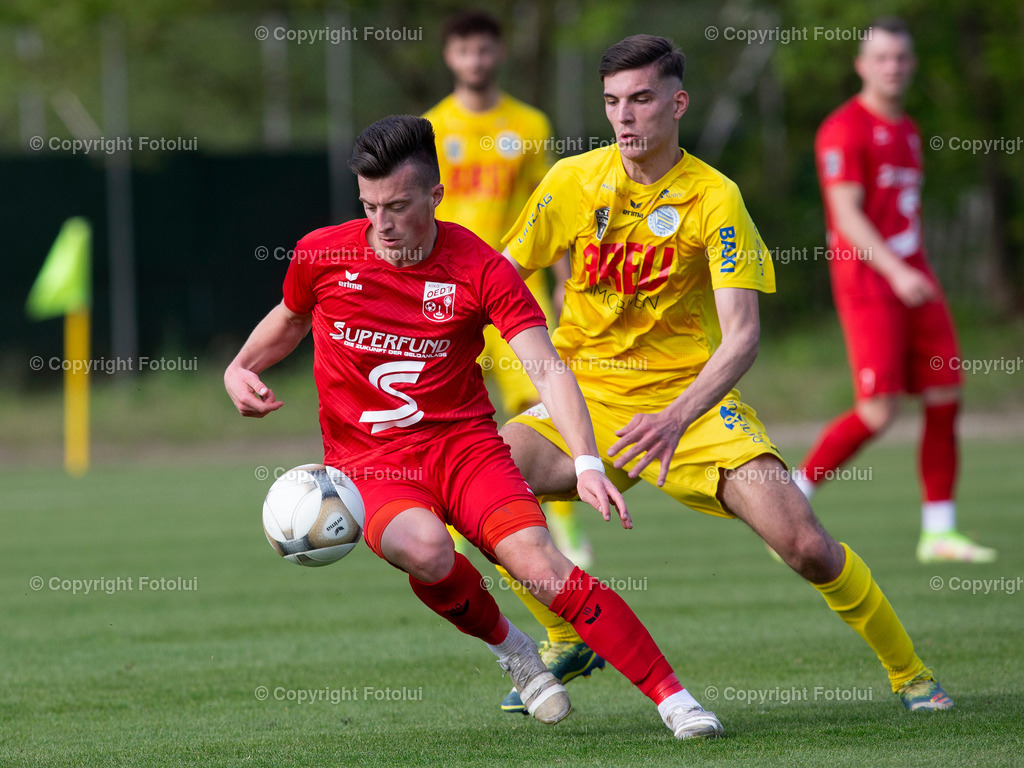 A_LUI_30042022_14 | SPORT,FUSSBALL,LT1 OOE LIGA ASKOE OEDT-DONAU LINZ 30.04..2022 IM BILD:  LUKAS PAULIK (OEDT)  UND VALDRIN FEJZAJ (DONAU)FOTO:FOTOLUI