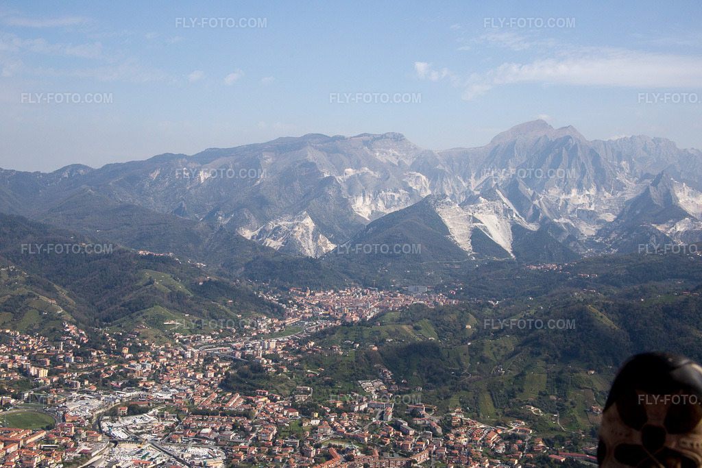 Aerial view: View of the town in Carrara in the state Massa-Carrara, Italy. – Photo: IMG_087171.jpg taken on 04/04/2016 by Werner Riehm/FLY-FOTO.com – Resolution of the original: 5472 x 3648 px