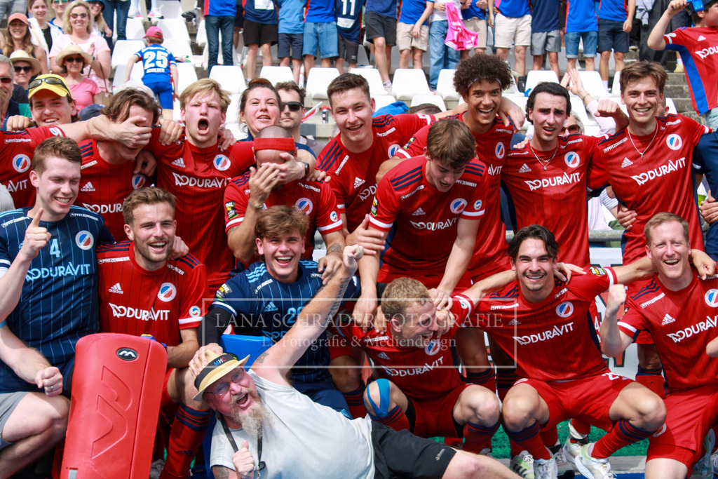 Siegerfoto BUNDESLIGA HERREN VF3 MHC-CHTC 21.05.2023 | lanaschraderfotografie - Realisiert mit Pictrs.com