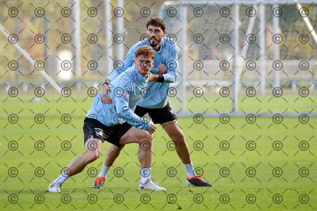 RGE_6479b | Hertha BSC, 2.Bundesliga, Herren, Saison 2025/26, Training, Montag 13.10. 2025,  im Bild von li. Sebastian Groenning (Hertha BSC),  Agustin Rogel ( Hertha BSC ),   Fotograf:  Ralf Gebhardt - Realisiert mit Pictrs.com