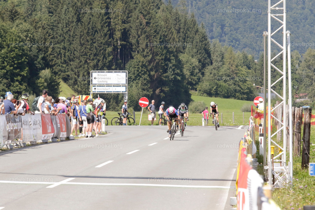 1035_20230817_Bewerb_Maenner_Muehlanger | AUT - OESTERREICH, 2023-08-16: SPORT RENNRAD-FAHREN - 55. INTERNATIONALER RADWELTPOKAL IN ST. JOHANN IN TIROL  - Vintage-Radrennen mit WM-Bronze-Medaillen-Siegerin Christina Schweinberger, den Teilnehmer und Alexander Baumann (vom Orginastions-Team) - TAG 2 BEWERB MAENNER IN SECHS GRUPPEN  ; Foto: Roland Muehlanger