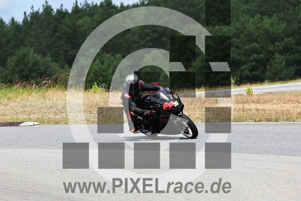 0285-20250703_10523 | Schöne Erinnerungen an spannende Momente - das festzuhalten ist unser Job. PIXELrace.de ist seit 2003 auf den Rennstrecken Europas unterwegs um die Action draußen beim Fahren und die wunderbare Stimmung imm Fahrerlager für euch einzufangen.
