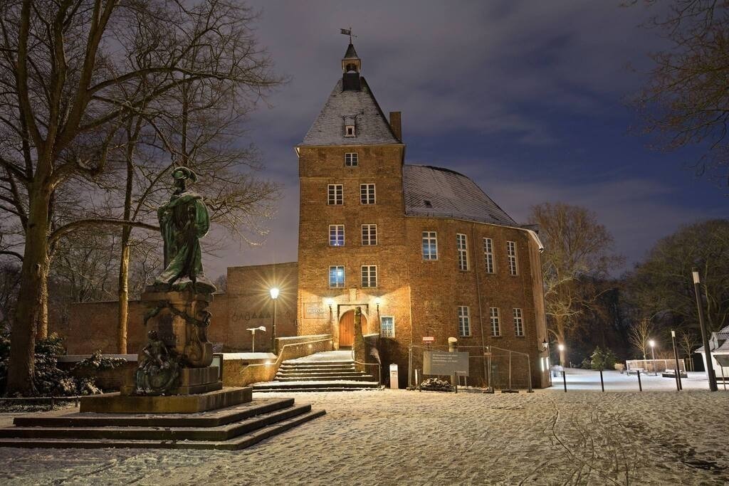 MoerserSchloss_f7.1_DRI_2048 | Bildergalerie von Sport-Ereignissen aber auch von weiteren spannenden Dingen - nicht nur vom Niederrhein. In Anlehnung an den bekannten Spruch von Hanns Dieter Hüsch heißt das Motto: "Niederrhein ist überall".  - Realisiert mit Pictrs.com