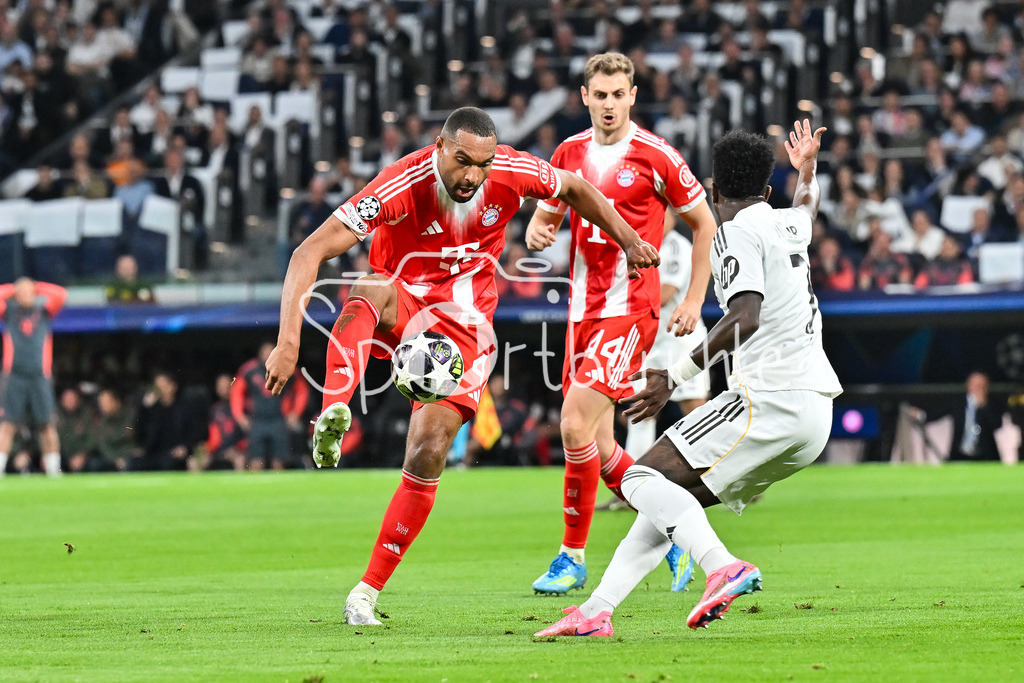 Real Madrid - FC Bayern München | MADRID, SPAIN - 07. APRIL: tackle between Jonathan TAH (FC Bayern Munich 4) and Vinicius JUNIOR (Real Madrid 7) during the UEFA Champions League match between Real Madrid vs. FC Bayern Munich on Quarterfinal first leg at Estadio Santiago Bernabeu
