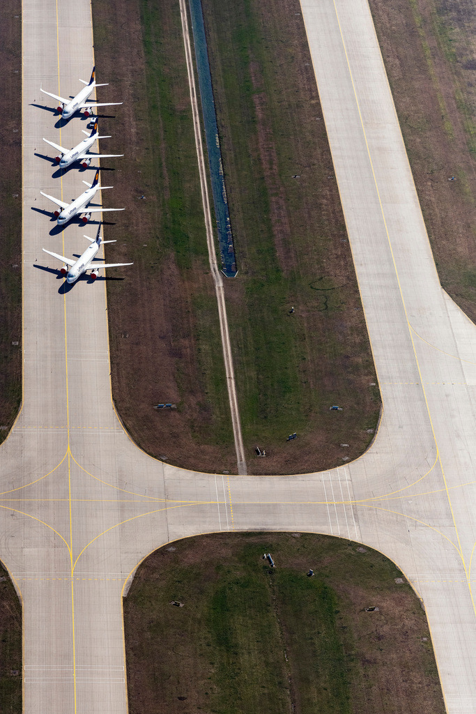 dr__0052320.jpg | MüNCHEN-FLUGHAFEN 23.04.2020 Start- und Landebahnen mit Rollwegen Hangaranlagen und Terminals auf dem Gelände des Flughafen München, Flugzeuge Parken aufgrund des Coronalockdowns auf dem Rollweg in München-Flughafen im Bundesland Bayern, Deutschland. // Runway with hangar taxiways and terminals on the grounds of the airport Muenchen, Flugzeuge Parken aufgrund of Coronalockdowns on Rollweg in Muenchen-Flughafen in the state Bavaria, Germany. Foto: Daniel Reiter