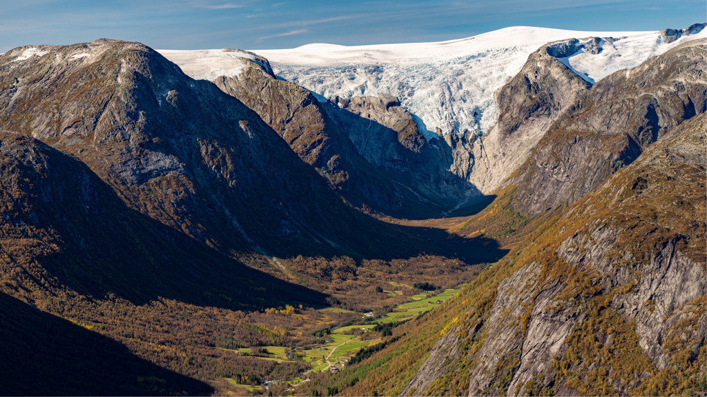 Bergsetbreen und Krundalen | Die Wanderung auf dem gegenüberliegenden Bergkamm bietet eine Aussicht auf die Gletscherzunge Bergsetbreen und das davor liegende Tal Krundalen. - Realisiert mit Pictrs.com