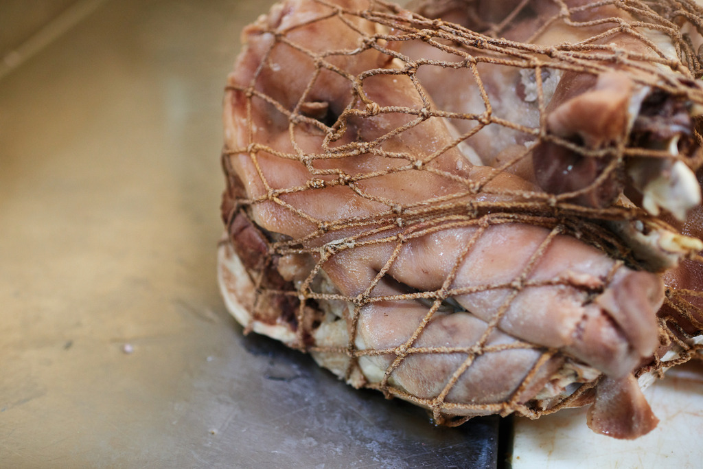 Fleischerei Dormayer | Langenzersdorf, Austria - February 12, 2019: Fleischerei Dormayer - Blutwurst Herstellung; fertig gekochtes Fleisch, Schweineköpfe, aus der Suppe. - Realisiert mit Pictrs.com