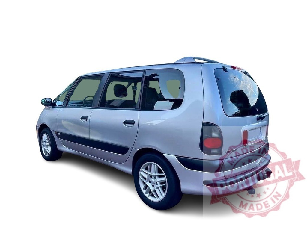 Renault Espace minivan parking on white background | Silver Renault Espace minivan seen from the back, parked on a white background - Realisiert mit Pictrs.com