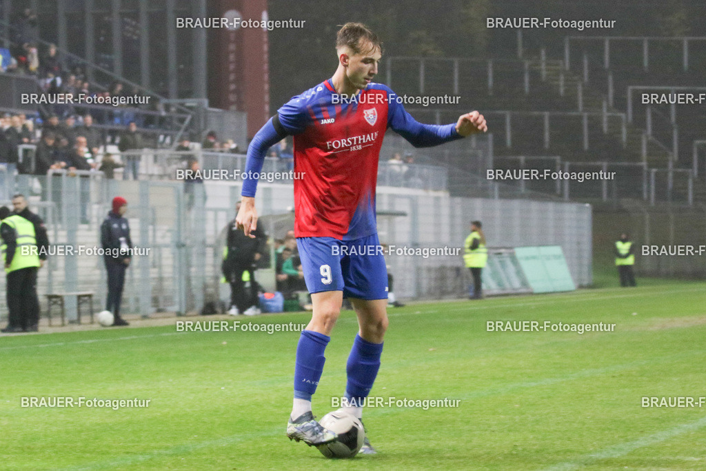 15.11.2025 KFC Uerdingen - SPVG Schonnebeck | Krefeld, Deutschland, 15.11.2025: Etienne-Noel Reck (KFC Uerdingen) in Aktion während des Oberliga Niederrhein Spiels zwischen KFC Uerdingen  - Spvg Essen Schonnebeck am 15.11. 2025 im Krefelder Grotenburg - Stadion in Krefeld, Deutschland. (Foto Ralph Görtz / Brauer-Fotoagentur) (KFC Uerdingen)