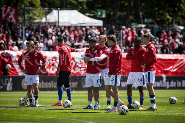 Viktoria Koeln vs. Energie Cottbus, 26.04.2026 | KOELN, GERMANY - APRIL 26, 2026:  Energie Cottbus preparing before the 3rd division match on gameday 35 between Viktoria Koeln vs. Energie Cottbus at the Sportpark Hoehenberg on April 26, 2026 in Koeln, Germany. DFL REGULATIONS PROHIBIT ANY USE OF PHOTOGRAPHS AS IMAGE SEQUENCES AND/OR QUASI-VIDEO.