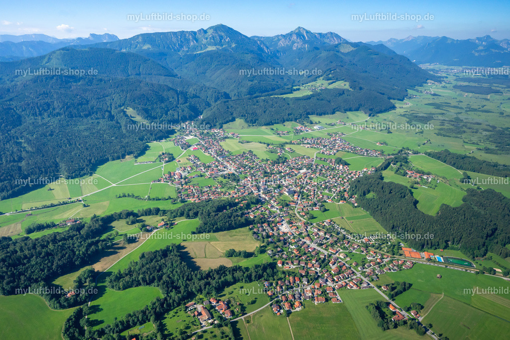 luftbild-bergen-chiemgau-bruno-kapeller-3 | Bergen im Chiemgau aus der Vogelperspektive: Häuser, Wiesen und Wälder vor dem Panorama von Hochfelln und Hochgern. Aufgenommen im Juli 2016. - Realisiert mit Pictrs.com