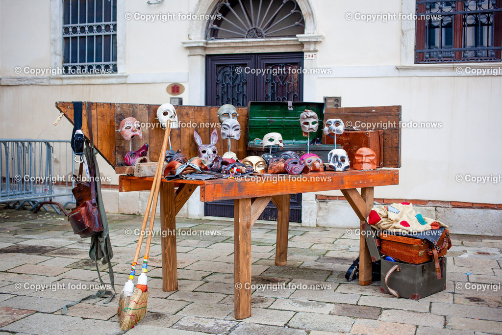 Venedig_ Stadtansichten_ Karneval_ 11.02.2024-20 | 11.02.2024, Italien, ITA, Venetien, Venedig, im Bild Venedig, Stadtansichten, Touristen, Reisefeature, Karneval, Reise, Venedig, Venezia, Venetien, Stadtansicht, Campanile, Canale Grande, Markusplatz, Markuskirche, Touristen, Gendel, Gondolere, Faehre, Motorboot, Wassertaxi, Vaporetto, Adria, Lagune, Pfahlbauten, Bruecke, Rialtobruecke, La Gondola, Dogenpalast, Italien, Hochwasser, Creativ, Kreativ