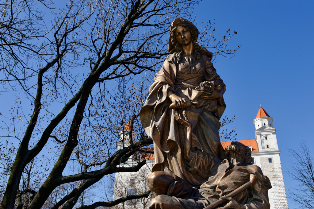 Skulptur Alsbeta Durinska | Bratislava, Slowakei - March 03, 2012: Skulptur Alsbeta Durinska. - Realisiert mit Pictrs.com