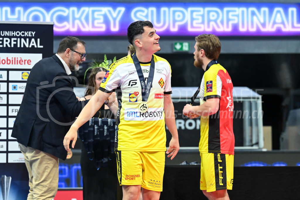 Zug United - HC Rychenberg - 25. April 2026 | Marco Eyer (#71 HC Rychenberg Winterthur) mit seiner Goldmedaille am L-UPL Superfinal-Spiel zwischen Zug United und HC Rychenberg am 25. April 2026 in der BCF Arena, Fribourg, Schweiz.Bild: Sportfotografie Markus Aeschimann | www.markus-aeschimann.ch - Realized with Pictrs.com
