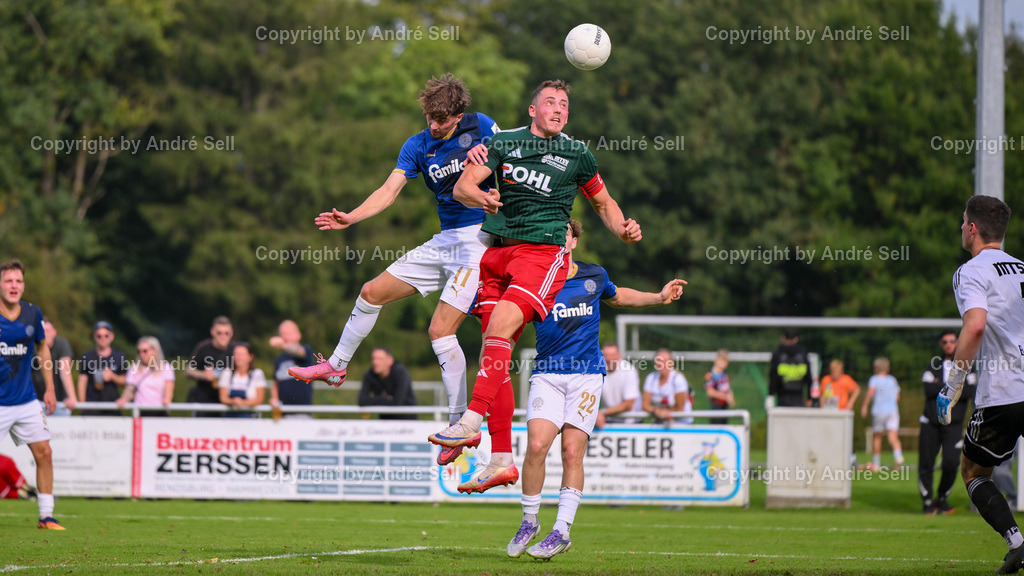 MTSV Hohenwestedt vs Holstein Kiel II | Henrik Schnoor (MTSV #5) vs Jorden Winter (Holstein #11) / Fußball-Oberliga Männer 2025/2026 / MTSV Hohenwestedt vs Holstein Kiel II / Sportplatz Wilhelmhöh / Hohenwestedt / 20.09.25 - Realisiert mit Pictrs.com