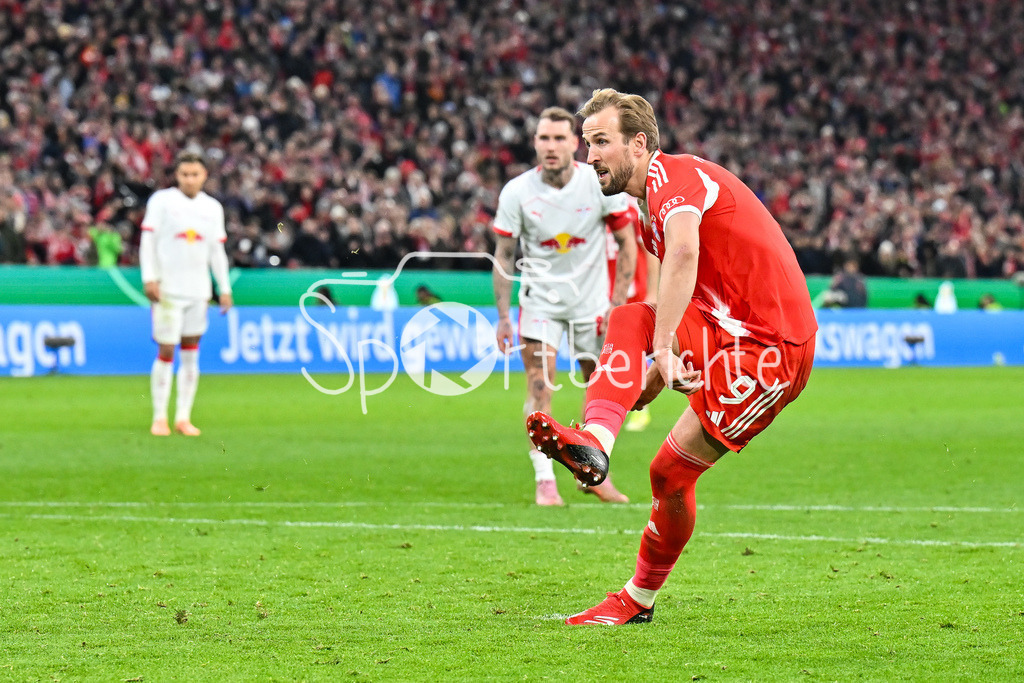FC Bayern München - RB Leipzig | MUNICH, GERMANY - 11. FEBRUARY: am Ball beim Elfmeter vor dem 1-0 - Harry KANE (FC Bayern Munich 9) / Einzelfoto / Freisteller während dem Spiel zwischen dem FC Bayern München und RB Leipzig beim Viertelfinale des DFB-Pokales in der Allianz Arena