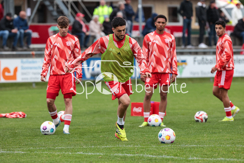 TSV Buchbach - FC Bayern Amateure | beim warmmachen Dion BERISHA (FCB #11) / Torschuss
