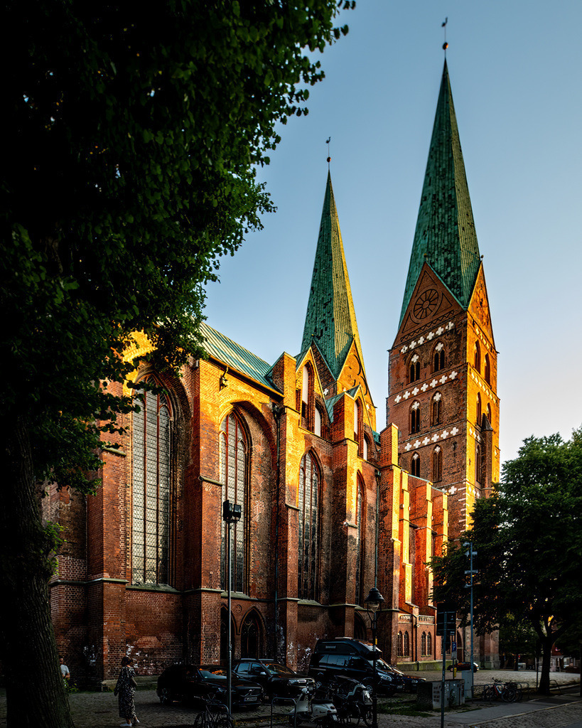 Kirchtürme in Lübeck | Historische Backsteinarchitektur und markante Kirchtürme in Lübeck – ein klassischer Blick auf die norddeutsche Hansestadt. - Realisiert mit Pictrs.com