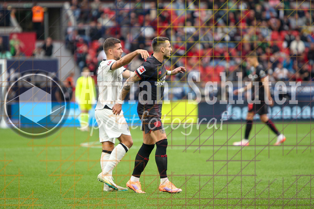 Bayer 04 Leverkusen vs Borussia Mönchengladbach - Bundesliga | Leverkusen, Deutschland, 21.09.25:   Kevin Stöger (Borussia Mönchengladbach) gestikuliert, Gestik in richtung von Aleix Garcia (Bayer 04 Leverkusen) waehrend des Spiels der Bundesliga zwischen  Bayer 04 Leverkusen vs Borussia Mönchengladbach in der BayArena(Foto von Brauer-Fotoagentur / Adrian Schlueter)