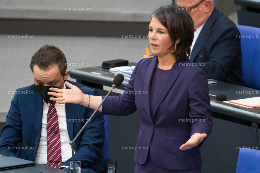 Annalena Baerbock antwortet auf Fragen von Abgeordneten | Metropolico