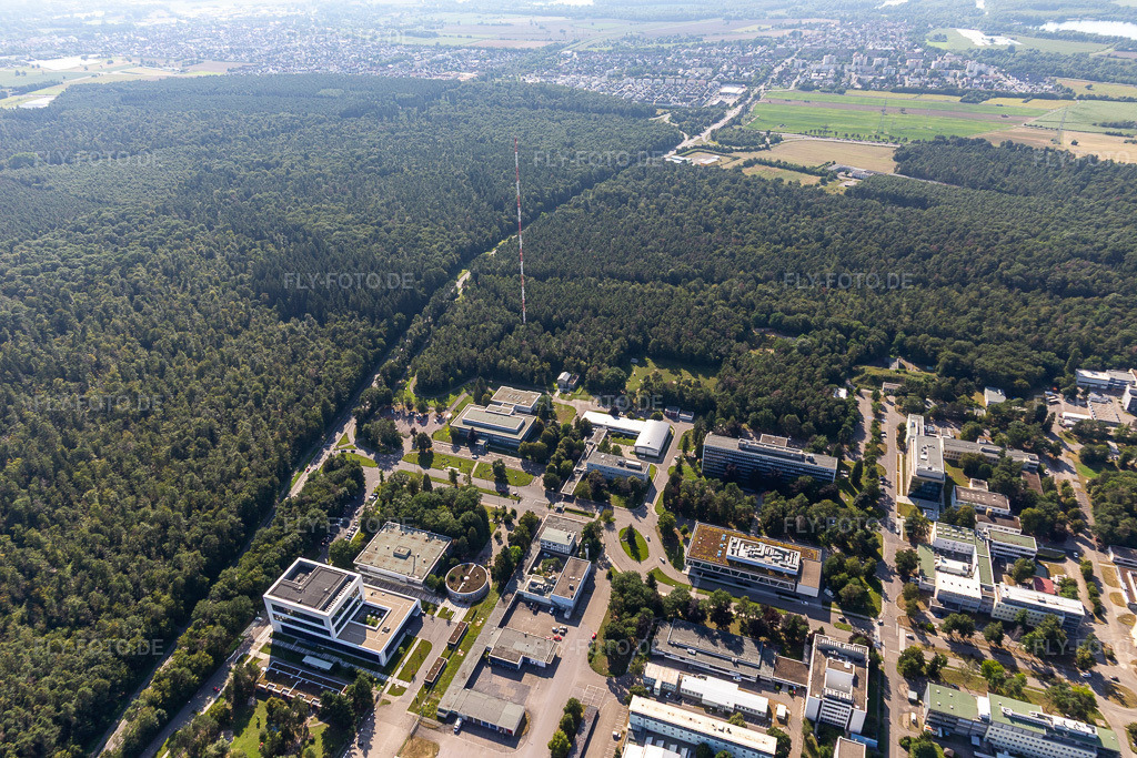 Luftbild: Campus- Universität KIT - Campus Nord (ehemaliges Kernforschungszentrum Karlsruhe) im Hintergrund von Leopoldshafen. im Ortsteil Leopoldshafen in Eggenstein-Leopoldshafen im Bundesland Baden-Württemberg in Deutschland. Foto: IMG_128244.jpg vom 12.08.2021 durch Werner Riehm/FLY-FOTO.de
