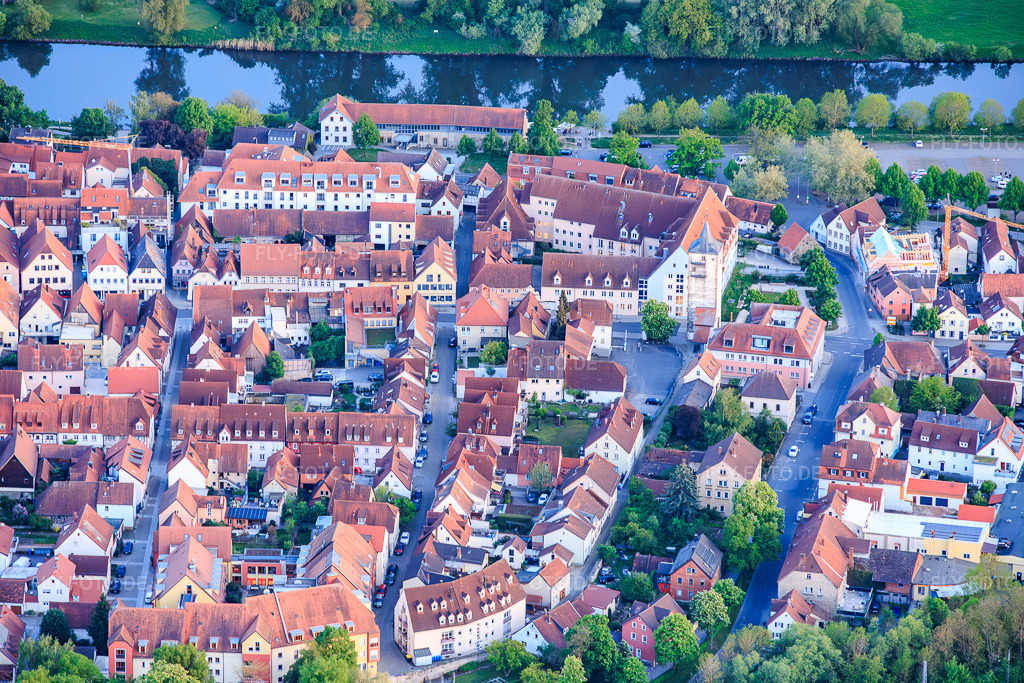 Luftbild: historische Altstadt am Mainufer mit Promenade von Norden in Haßfurt im Bundesland Bayern in Deutschland.Foto: IMG_155532.jpg vom 02.05.2026 durch Werner Riehm/FLY-FOTO.deAuflösung des Originals: 6000 x 4000 px