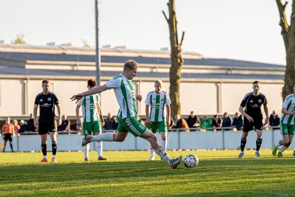 Fußball I Herren I Saison 2025-2026 I Bezirksliga Weser-Ems 4 I 15. Spieltag I TuS Lutten - GW Brockdorf I 07868 | jns.sportfotos - Realisiert mit Pictrs.com