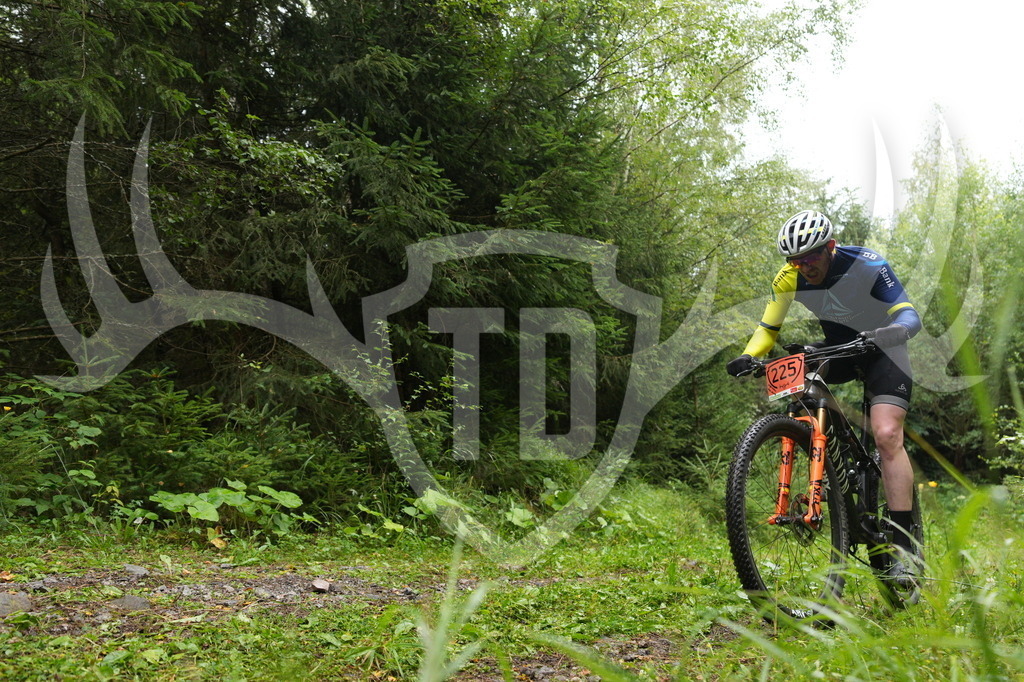 A6703456 | Fotogalerie der Treibjagd im Dunkelwald - Dein MTB Etappenrennen im Erzgebirge - Realisiert mit Pictrs.com