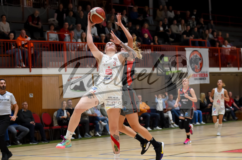PANNOE20211010_015 | Basketball, Frauen: Elina Koskimies (Eigner Angels Noerdlingen) und Samantha Fuehring (GiroLive-Panthers Osnabrueck) im Zweikampf beim Spiel der Toyota DBBL zwischen GiroLive-Panthers Osnabrueck und Eigner Angels Noerdlingen im datos – home of the panthers am 10.10.2021 in Osnabrueck, Deutschland. - Realisiert mit Pictrs.com