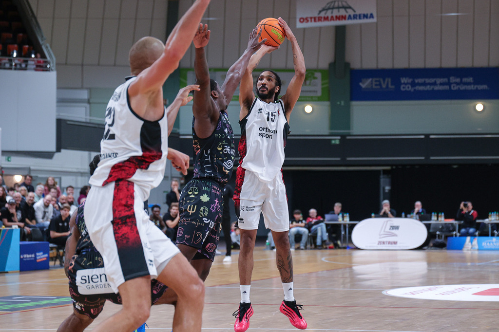 Pro A BAYER GIANTS vs Uni Baskets Münster-51 | Fotos von Basketballspielen aus dem Raum NRW fotografiert von Gero Mueller-Laschet und Daniel Schaefer - Realisiert mit Pictrs.com