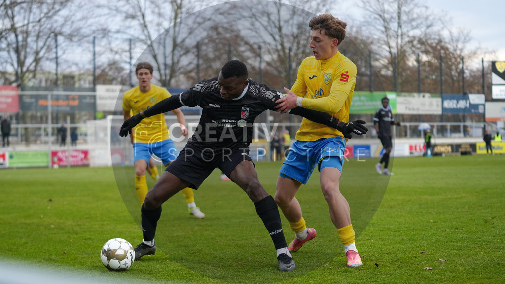 Fußball, Herren, Saison 2025/2026, Regionalliga Nordost, 18. Spieltag, FSV 63 Luckenwalde vs. FC Rot-Weiß Erfurt, Samstag 06.12.2025, Werner-Seelenbinder-Stadion Luckenwalde, | Fußball, Herren, Saison 2025/2026, Regionalliga Nordost, 18. Spieltag, FSV 63 Luckenwalde vs. FC Rot-Weiß Erfurt, Samstag 06.12.2025, Werner-Seelenbinder-Stadion Luckenwalde, Im Bild: Obed Chidindu Ugondu (l. Erfurt) und Tim Schleinitz (r. Luckenwalde) - Realisiert mit Pictrs.com