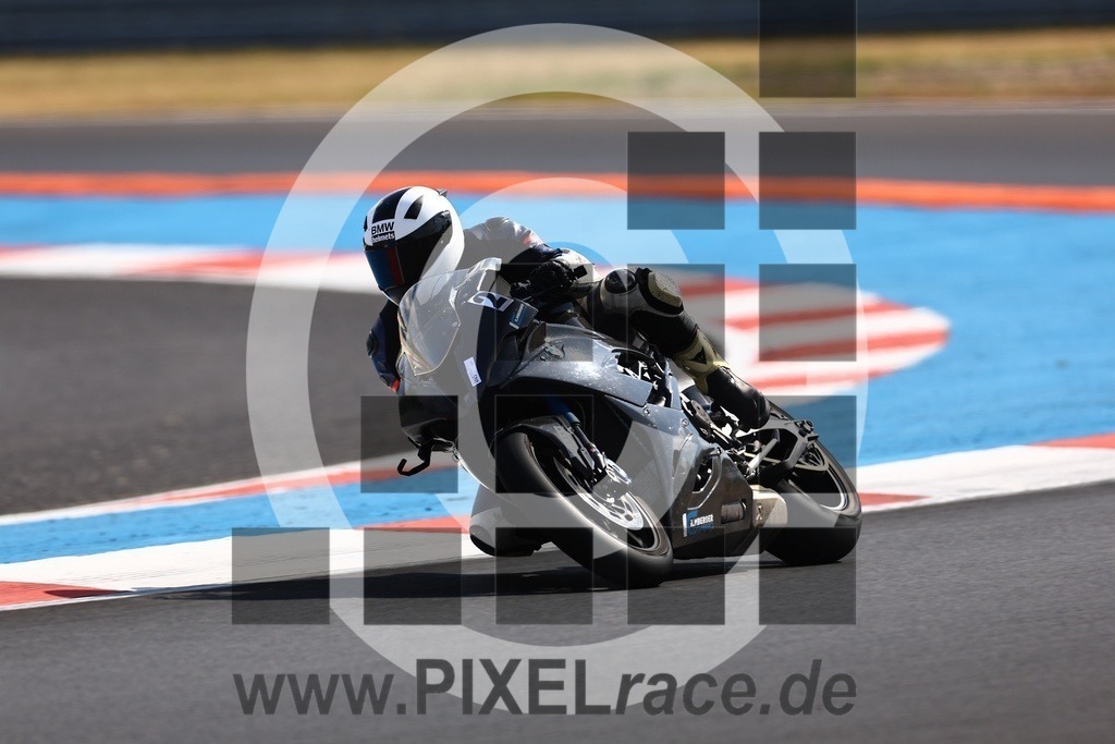 0002-20250717_02567 | Schöne Erinnerungen an spannende Momente - das festzuhalten ist unser Job. PIXELrace.de ist seit 2003 auf den Rennstrecken Europas unterwegs um die Action draußen beim Fahren und die wunderbare Stimmung imm Fahrerlager für euch einzufangen.