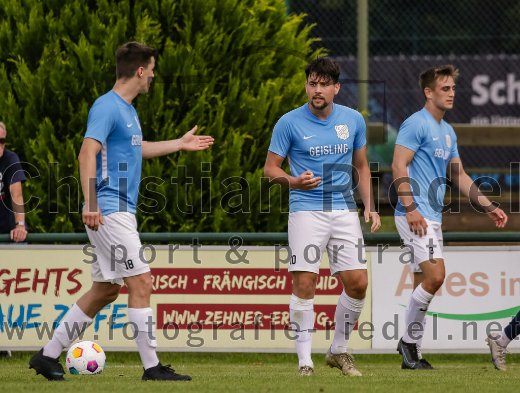 2023-08-26_133_FC_Langengeisling_gegen_TuS_Raubling | Erding, Deutschland, 26.08.2023:
Fußball, Bezirksliga Oberbayern Ost 2023 / 2024, 6. Spieltag, FC Langengeisling gegen TuS Raubling, Endergebnis: 2:0

Paul Bucher (FC Langengeisling, #18), Maximilian Maier (FC Langengeisling, #10), Niko Simak (FC Langengeisling, #3)

Foto: Christian Riedel / fotografie-riedel.net