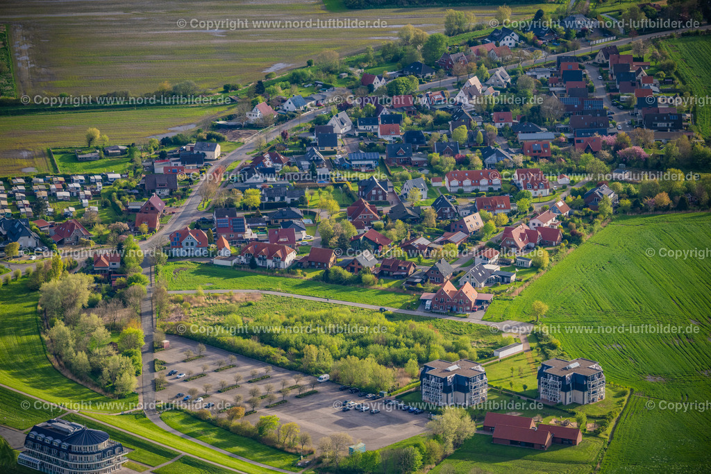 wremen_els_8599200424 | WURSTER NORDSEEKüSTE 20.04.2024 Küsten- Landschaft mit Deich in Wremen in Wurster Nordseeküste im Bundesland Niedersachsen. " Cuxland Ferienpark Wremen ", Hotel " Upsdalsboom " sowie Campingplätze an der Außenweser. // Coastline with dike protection strips in Wremen in Wurster Nordseekueste in Lower Saxony. Foto: Martin Elsen