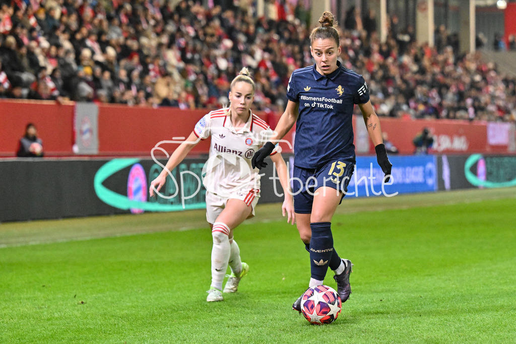 FC Bayern München Frauen - Juventus Turin Frauen | am Ball Lisa BOATTIN (Juventus FC Frauen 13) verfolgt von Giulia GWINN (FCB #7) / Womens Champions League: FC Bayern Frauen - Juventus FC, FC Bayern Campus am 12.12.2024